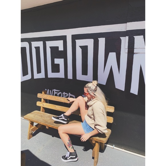 Meet your Posher, Caitlin - Picture 6 of 11